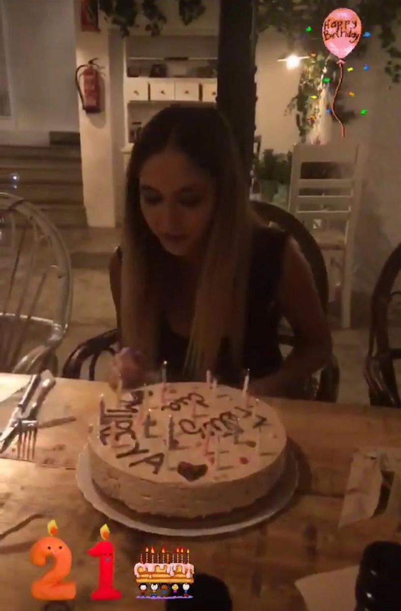 Mireya soplando las velas