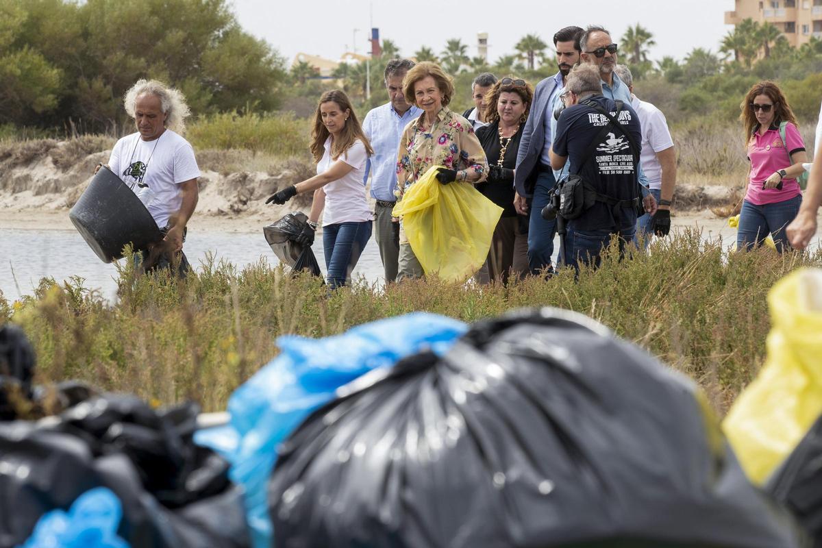 La reina Sofía recoge basura en el arenal de La Manga