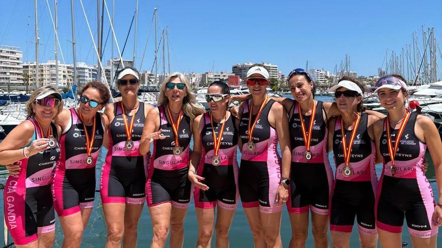 Las veteranas del Cia Gandia exhiben las medallas nacionales