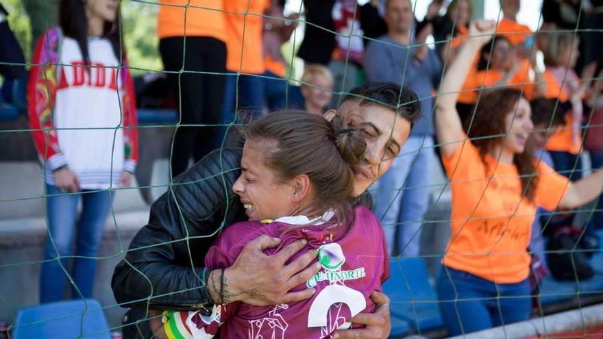 Isina mira a la portera rival en una acción del partido de ayer.