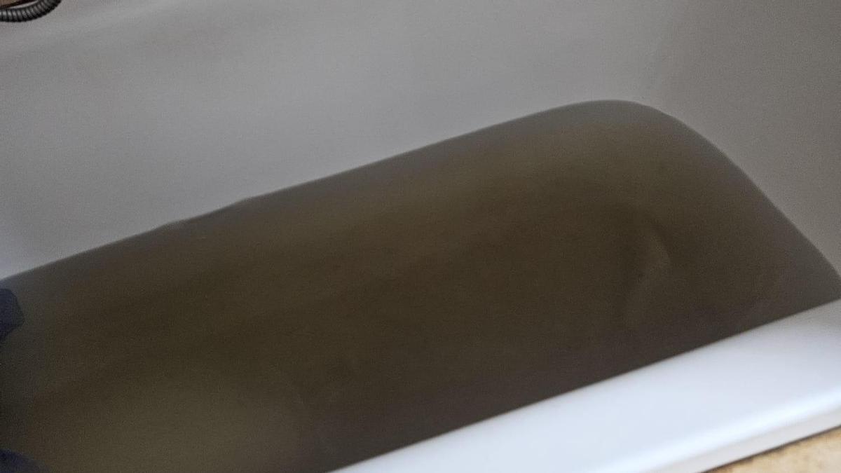 La bañera de un domicilio de Bueu, en la mañana de este jueves, con el agua con un color oscuro debido a la turbidez.
