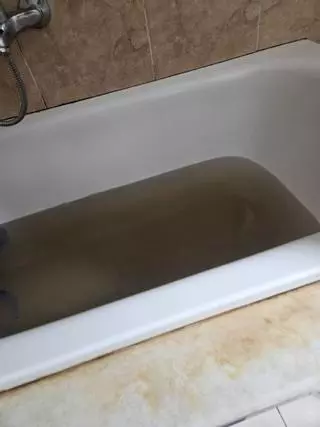 Un problema durante la limpieza de un depósito en Bueu provoca una intensa turbidez en el agua para el consumo