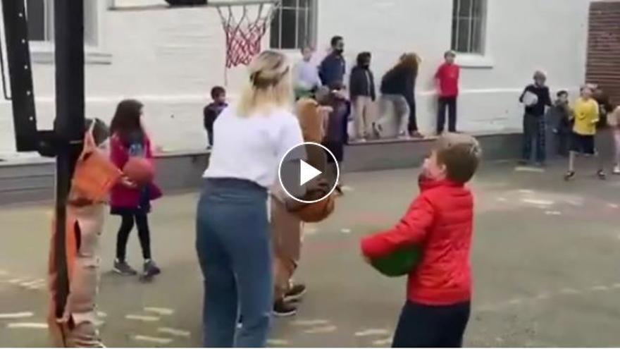 La reacción de estos niños cuando su maestra mete una canasta desde más de diez metros