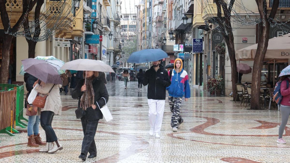 Elche encadena otro día pasado por agua bajo los efectos de la borrasca Emilia