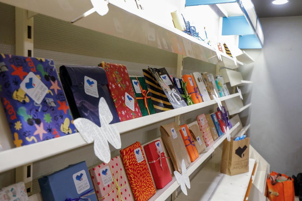 Algunos de los libros donados este jueves en el Clínico.
