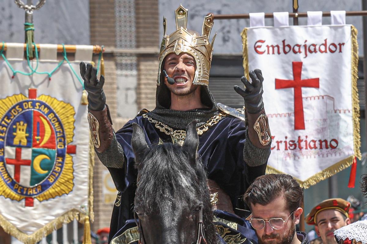 Todas las imágenes de la Guerrilla y Embajada de este lunes de los Moros y Cristianos de Petrer