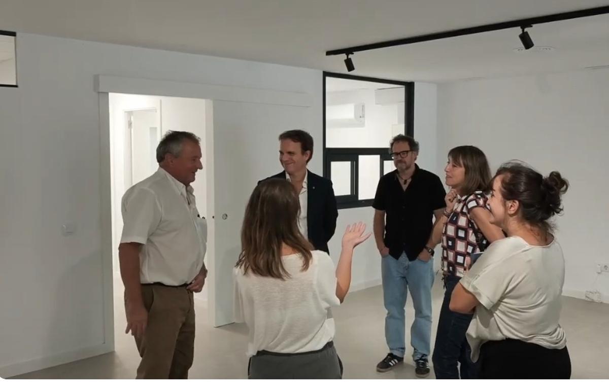 L'alcaldessa amb regidors i tècnics durant una visita al centre