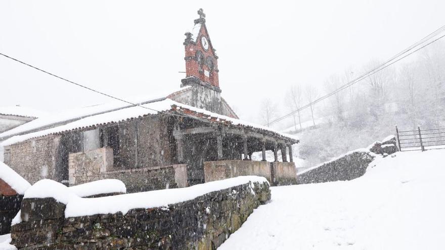 Así vivieron el temporal de nieve en Ponga