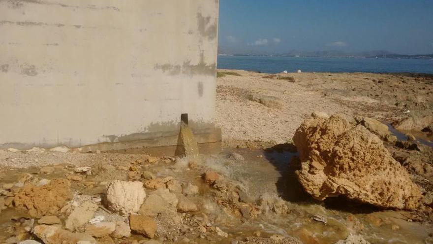 Imagen de la estación impulsora y el vertido sobre las rocas.