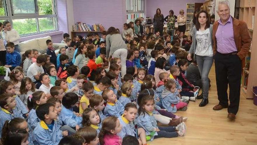 Sobral y la directora, en la biblioteca junto a los niños. // R. Vázquez