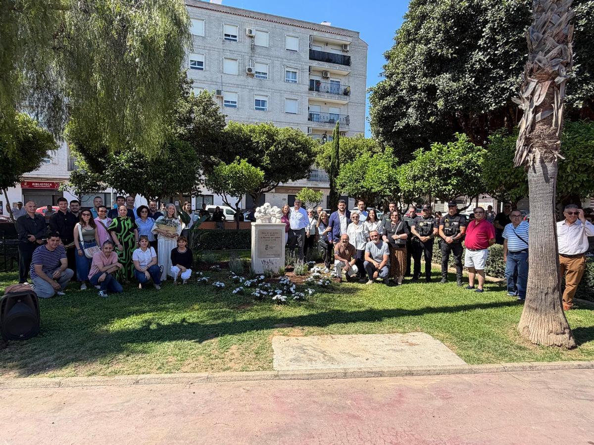 Los asistentes a la inauguración de la escultura.