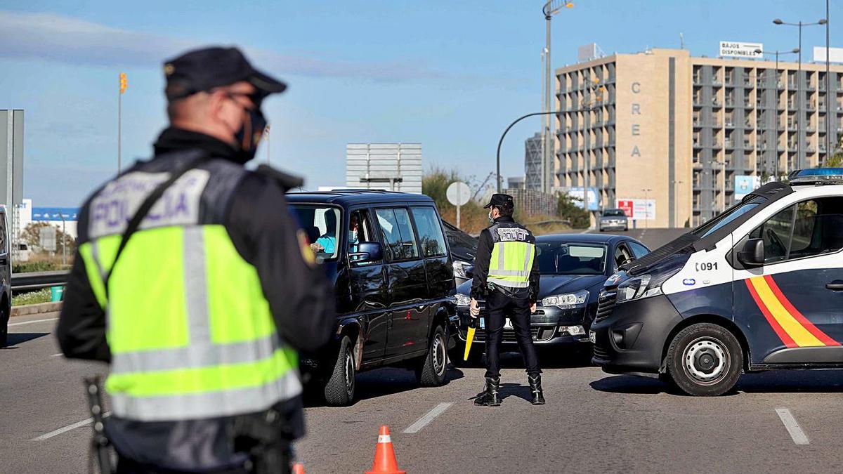 Control policial a la entrada de la ciudad de València el pasado domingo. | JM LÓPEZ