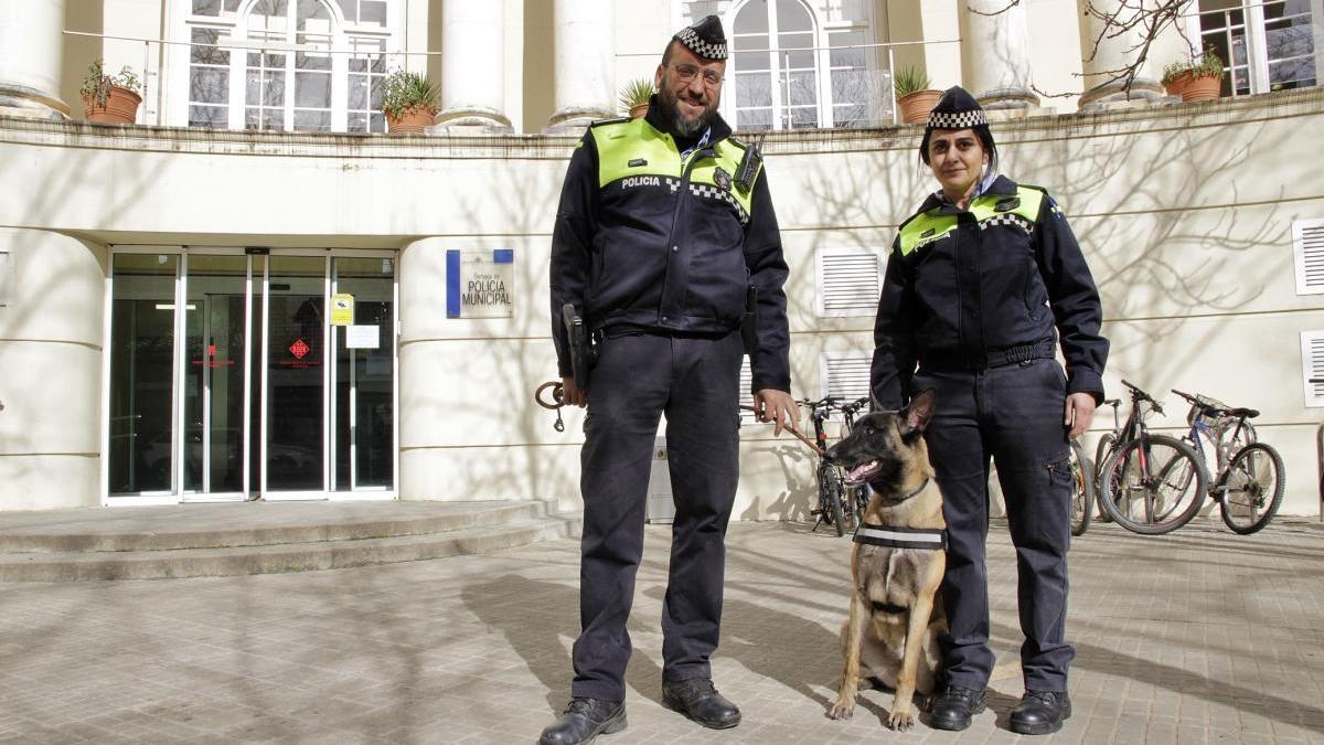 Dos agents de la Policia Municipal de Girona amb la Laika