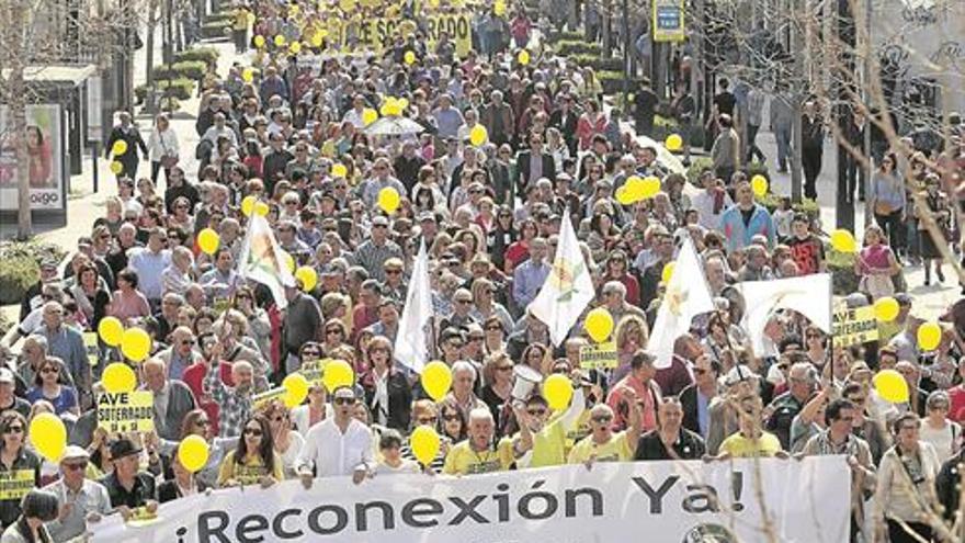 Miles de granadinos claman contra el aislamiento ferroviario que sufren