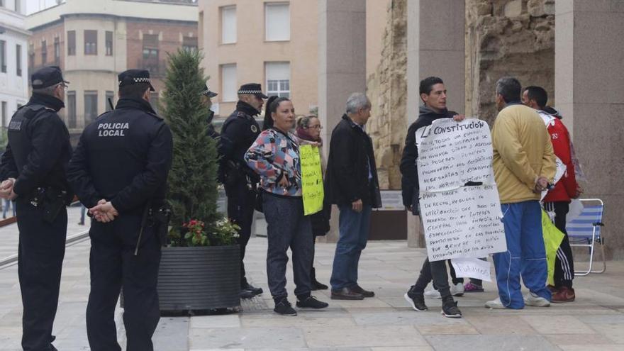 Fuerte protesta ante el Ayuntamiento de las familias acampadas que piden vivienda