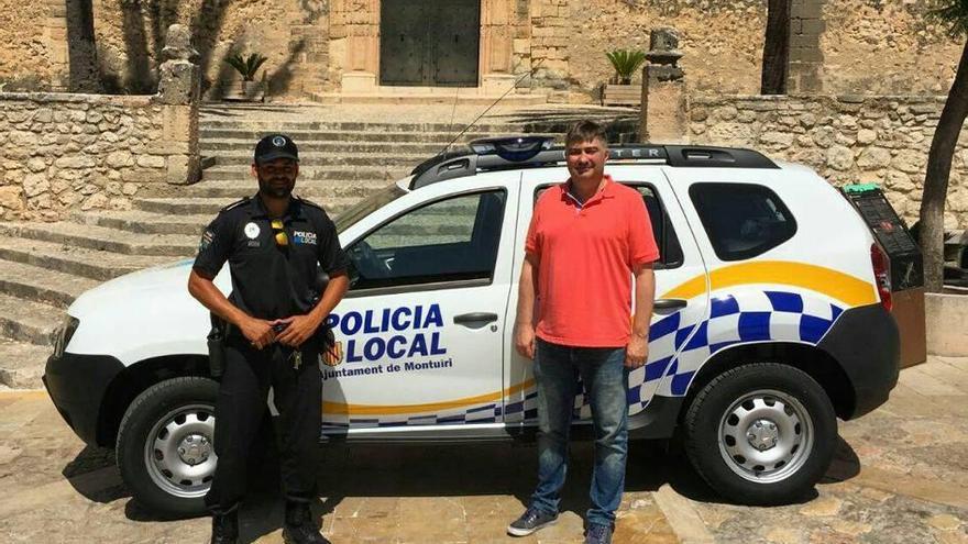 Agente policial y alcalde junto al nuevo vehículo.