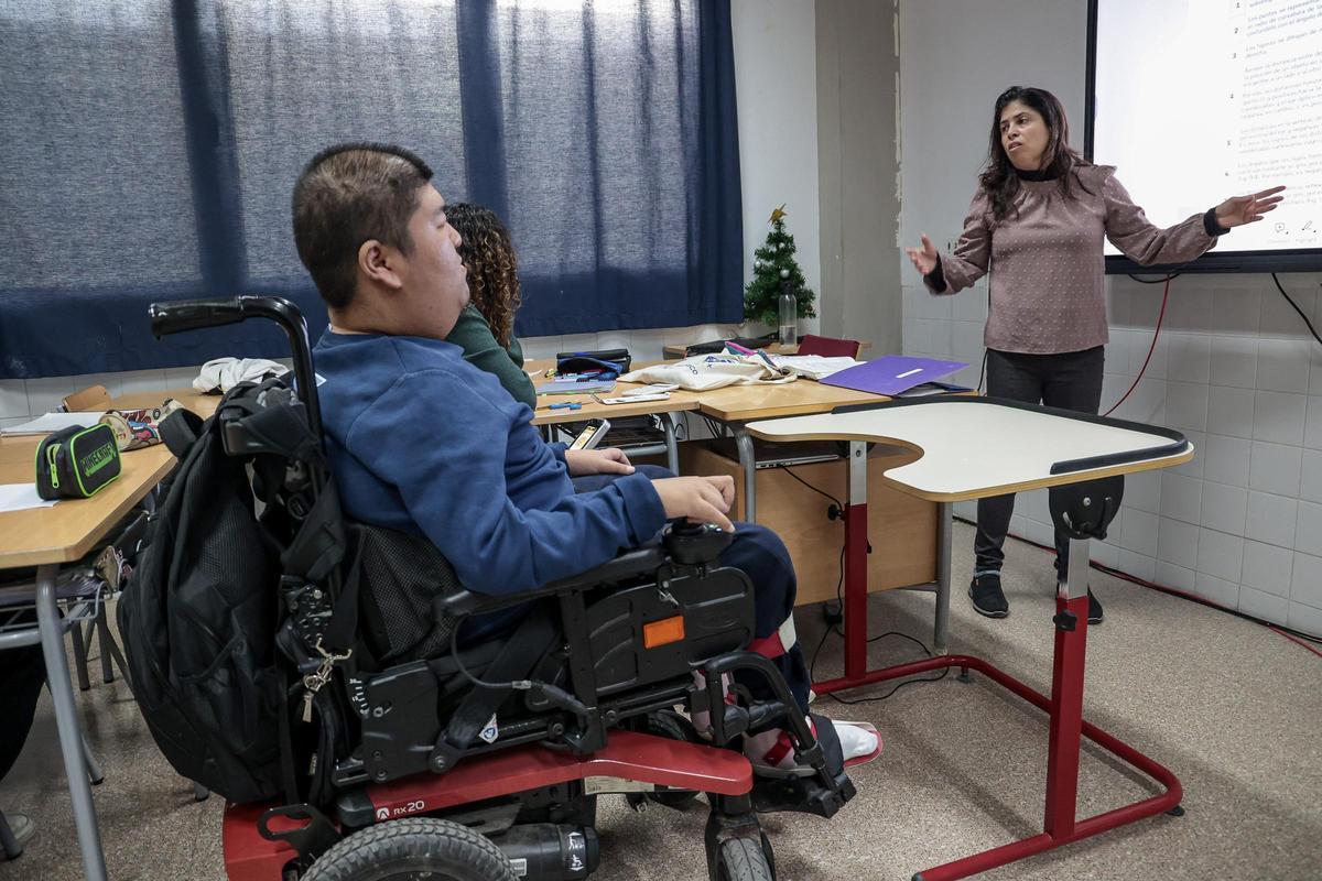 Laiwei Yang, un estudiante alicantino del IES Figueras Pacheco, en clase de Física