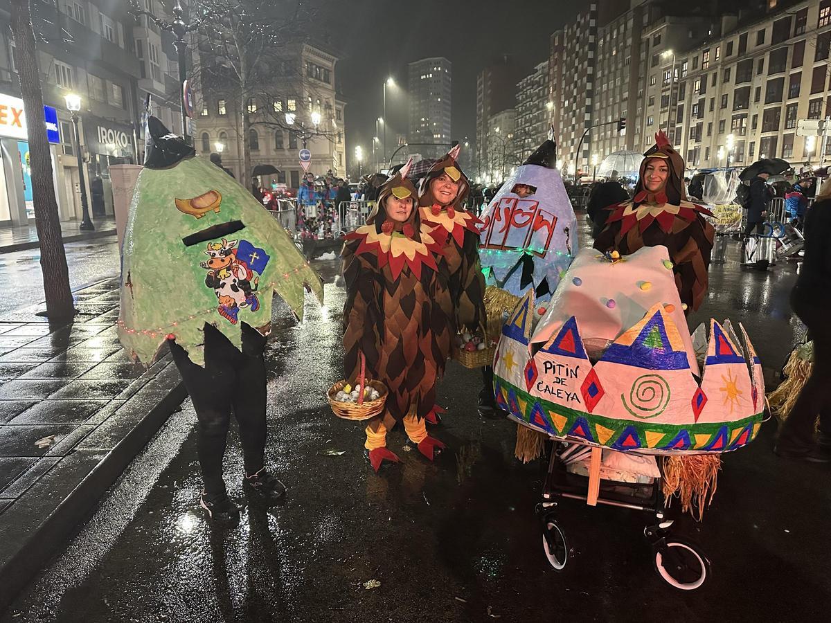 El Llano vive un Antroxu entre disfraces variopintos, escaparates coloridos y muchas ganas de mantener la ilusión