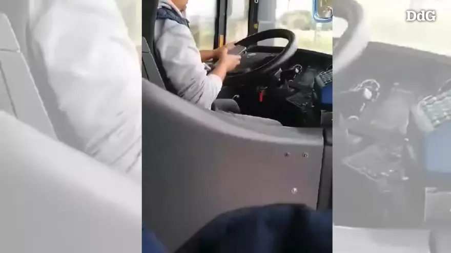 El conductor d’autobús mirant el mòbil mentre conduïa