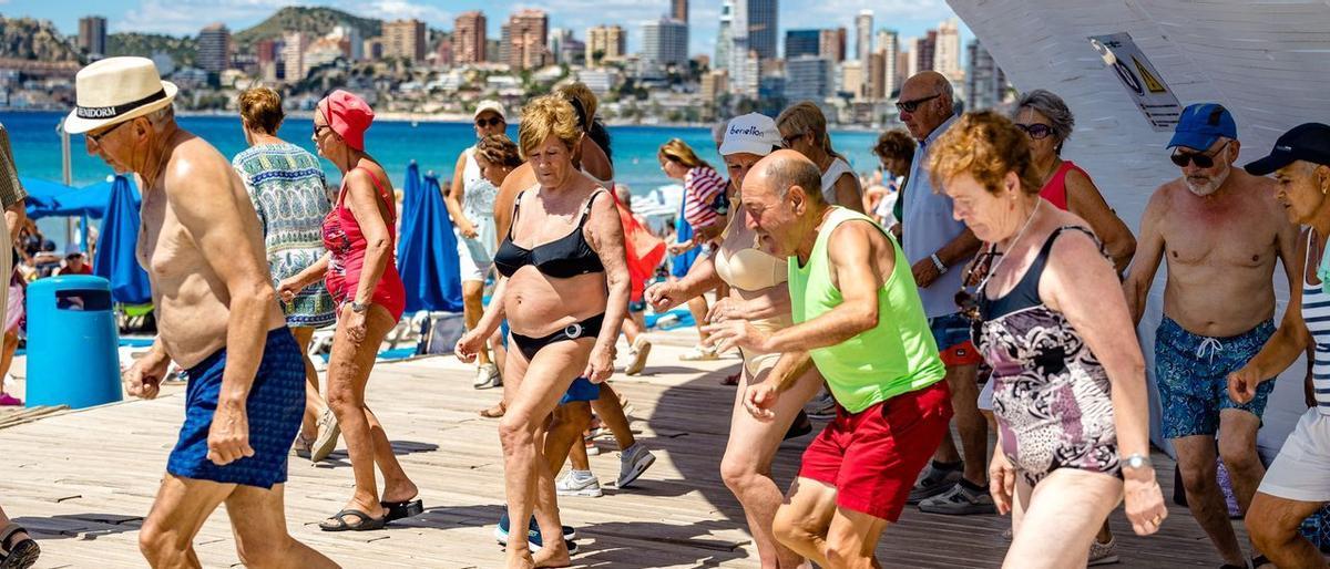 Turistas del Imserso bailando en Benidorm en una imagen de marzo.