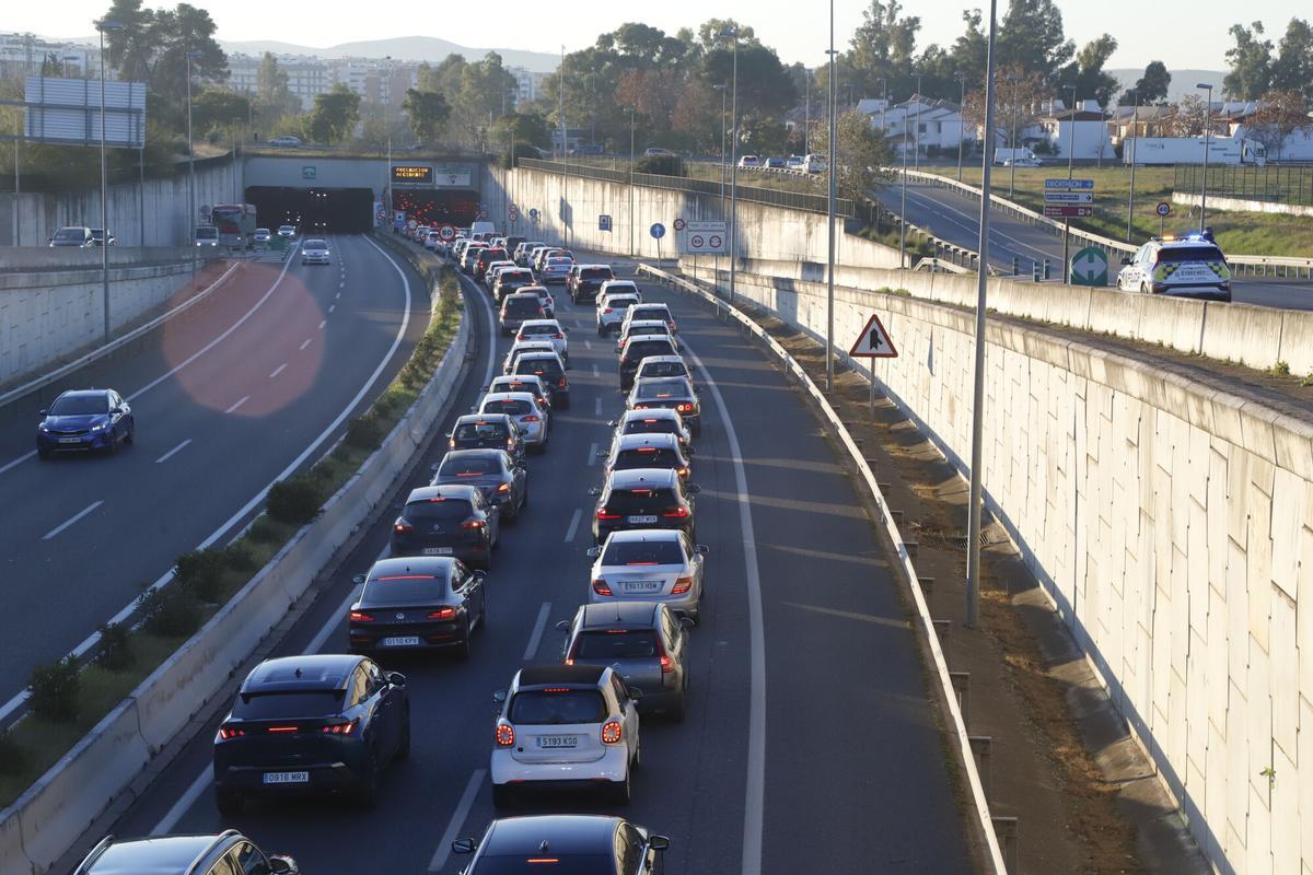 Córdoba Accidente en el tunel de los Omeyas ronda oeste poniente retenciones atasco