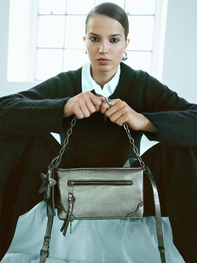 Mujer con bolso metalizado