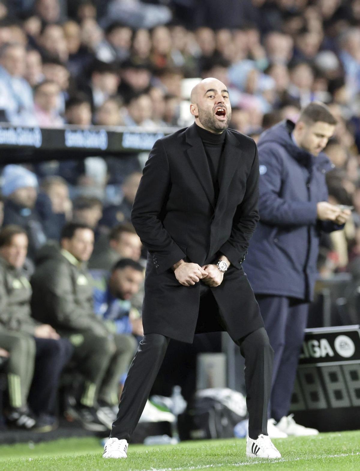 Claudio Giráldez se dirige a sus jugadores durante el partido ante el Real Madrid en Balaídos.