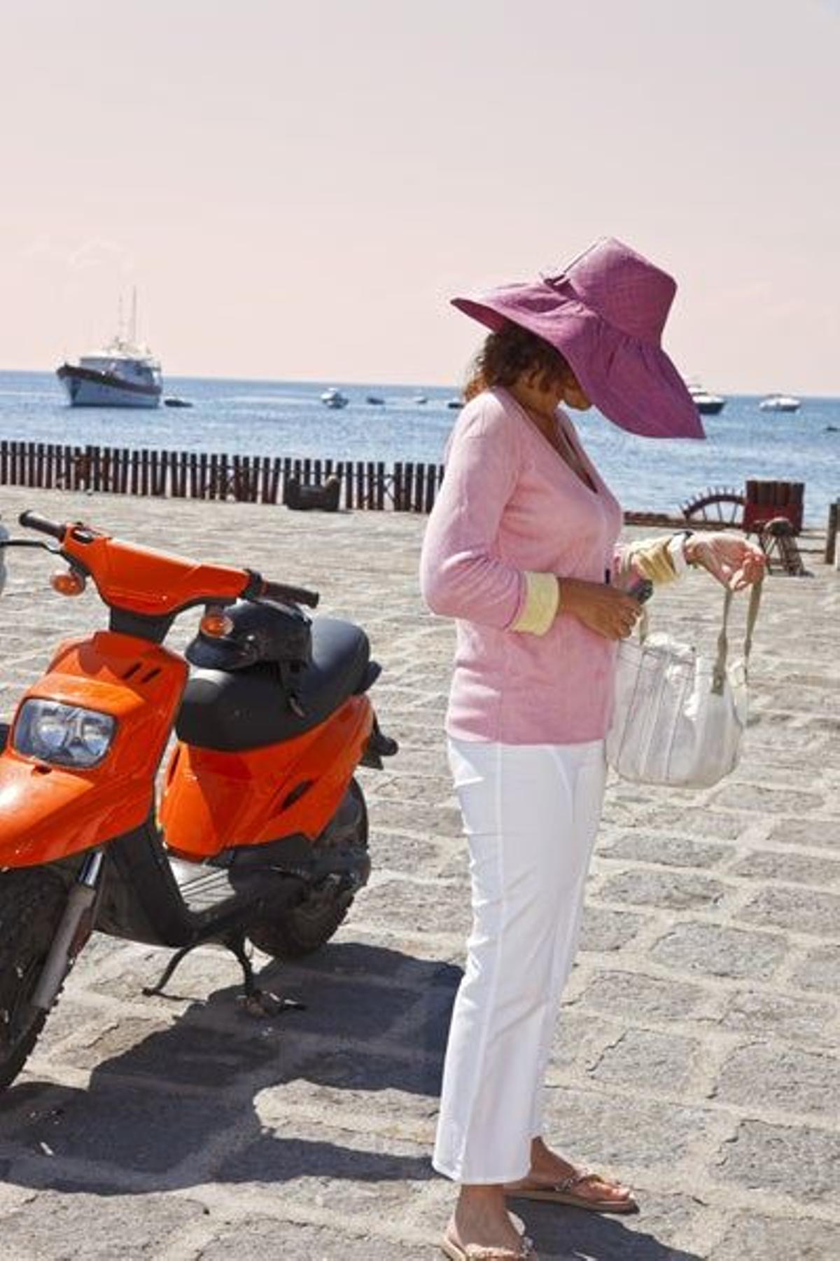 A la coqueta y minúscula Panarea llegan muchos yates que recalan en las transparentes aguas de un i