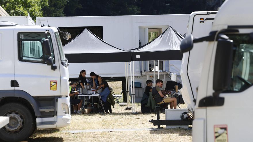 Trajín de furgonetas, autobuses y camiones: así se vive en Somiedo los preparativos del rodaje de &quot;Los juegos del hambre&quot;
