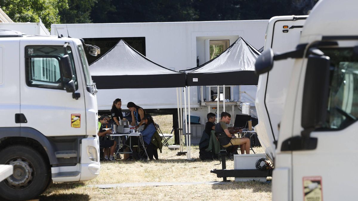 Trajín de furgonetas, autobuses y camiones: así se vive en Somiedo los preparativos del rodaje de "Los juegos del hambre"