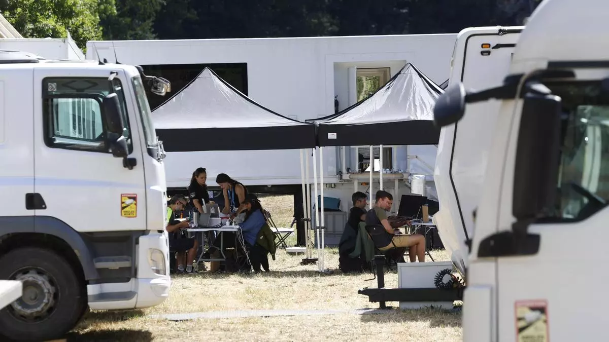 Trajín de furgonetas, autobuses y camiones: así se vive en Somiedo los preparativos del rodaje de "Los juegos del hambre"