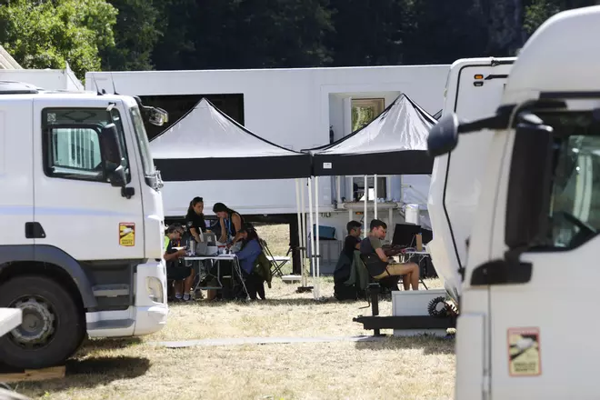 Trajín de furgonetas, autobuses y camiones: así se vive en Somiedo los preparativos del rodaje de "Los juegos del hambre"