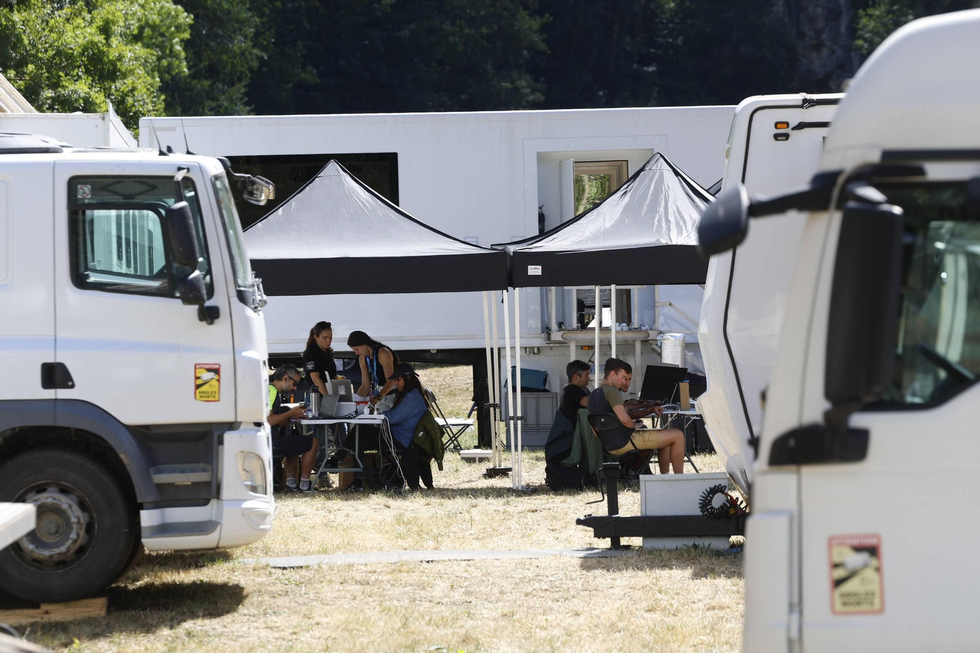 EN IMÁGENES: Trajín de furgonetas, autobuses y camiones: así se vive en Somiedo los preparativos del rodaje de &quot;Los juegos del hambre&quot;