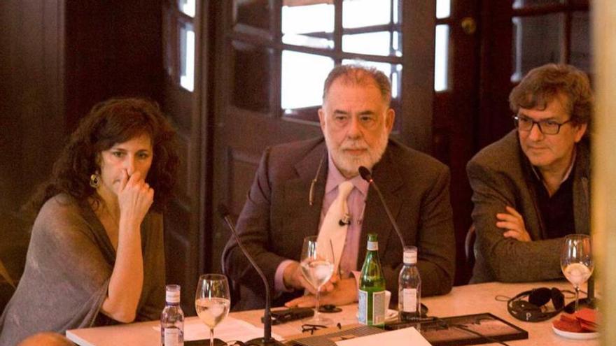 Francis Ford Coppola mira atentamente a uno de los presentes mientras le formula una pregunta.