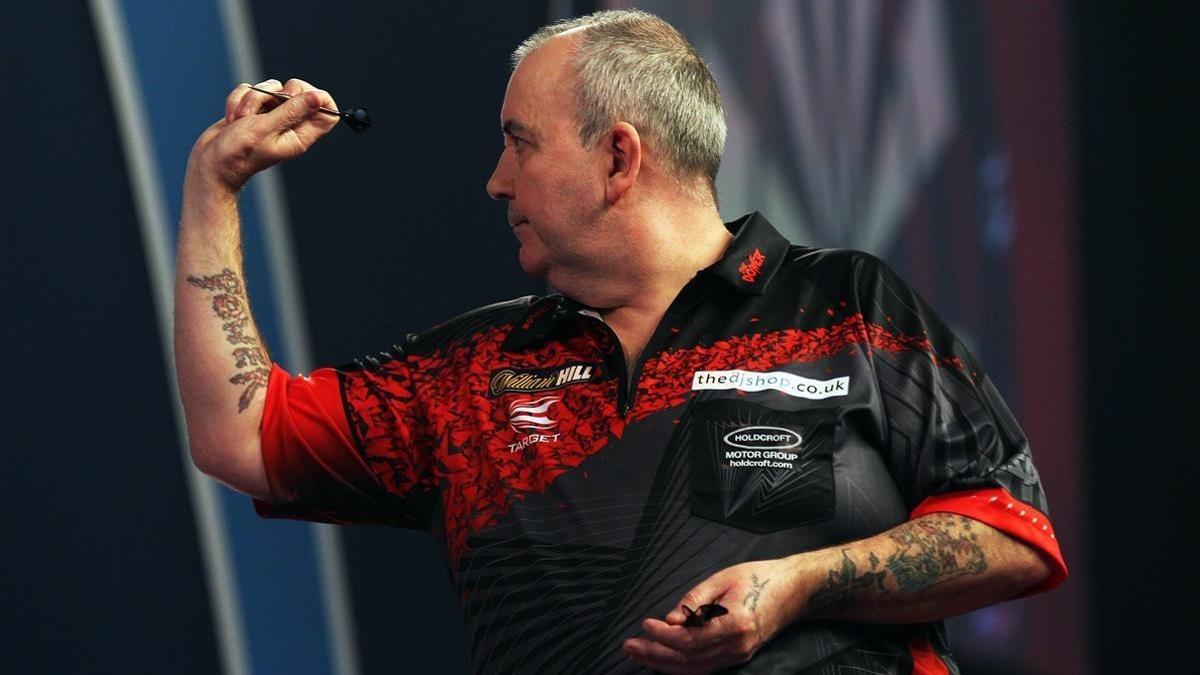 Phil Taylor, durante la final del Mundial de dardos contra Rob Cross.