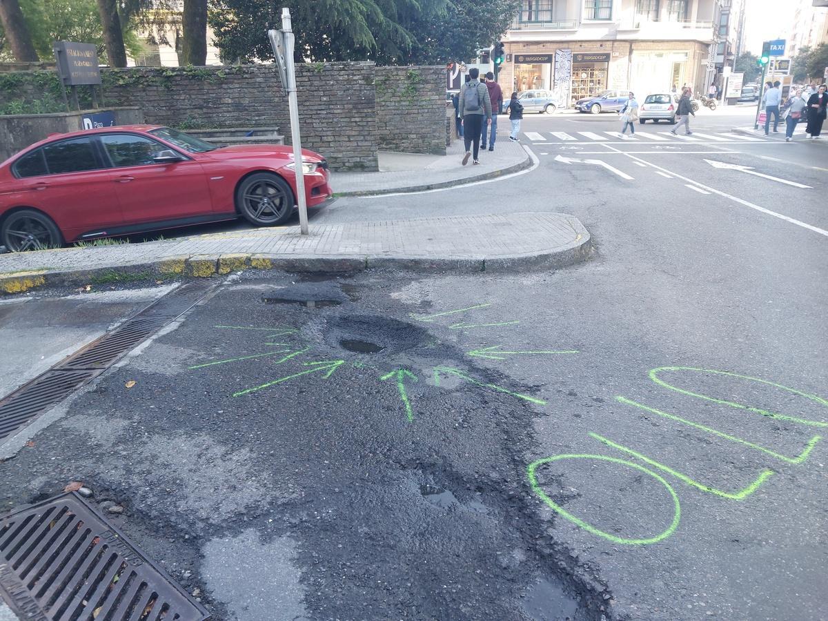 El gran socavón pone a prueba la pericia de los conductores que acceden al estacionamiento de la Praza de Galicia