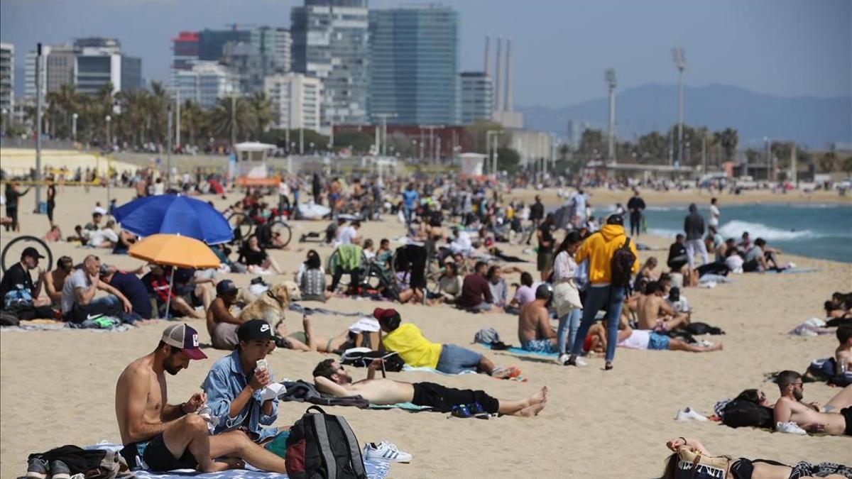 BARCELONA 05 04 2021  Barcelona   Ambiente en las playas de Barcelona   En la foto la platja del Bogatell FOTO de RICARD CUGAT