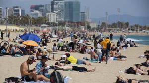 Imagen de la playa del Bogatell, en Barcelona, en abril.