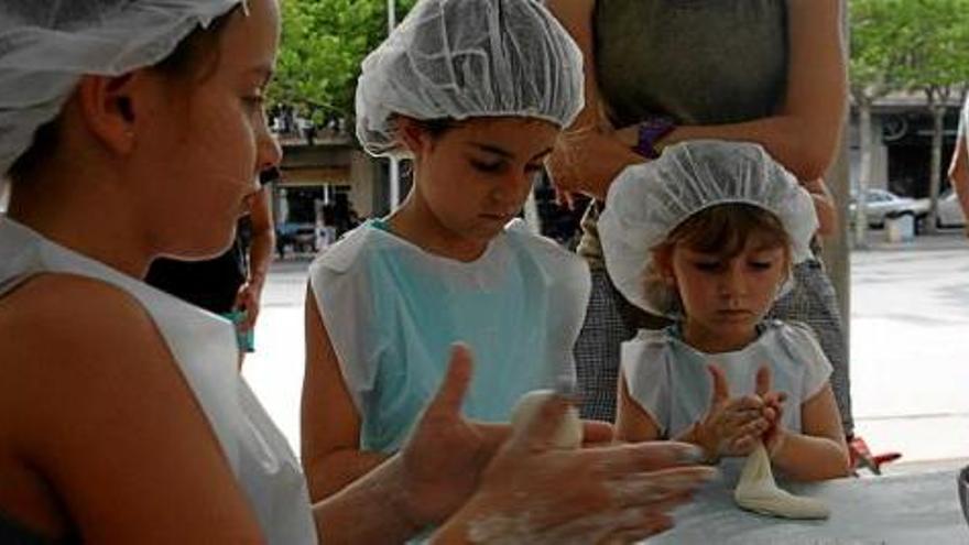 Infants fent pa en la primera edició de la Festa dels Oficis