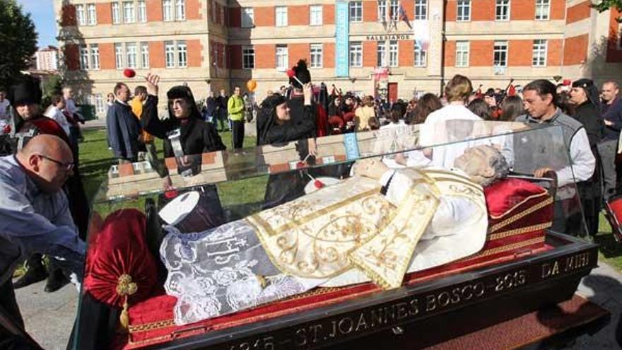 La réplica del relicario a su llegada ayer a la sede de la congregación salesiana de Ourense.  // J. Regal