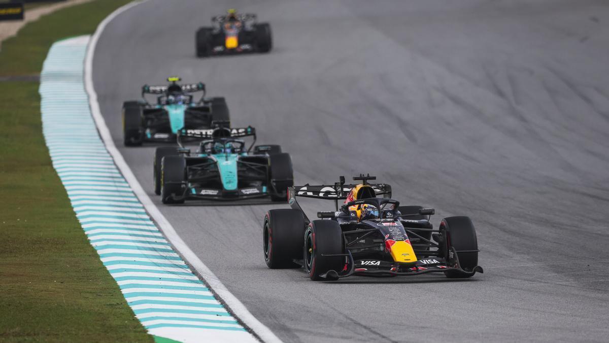 FÓRMULA 1 | Verstappen se reencuentra con la victoria en el caos de Sepang, con gesta de Alonso