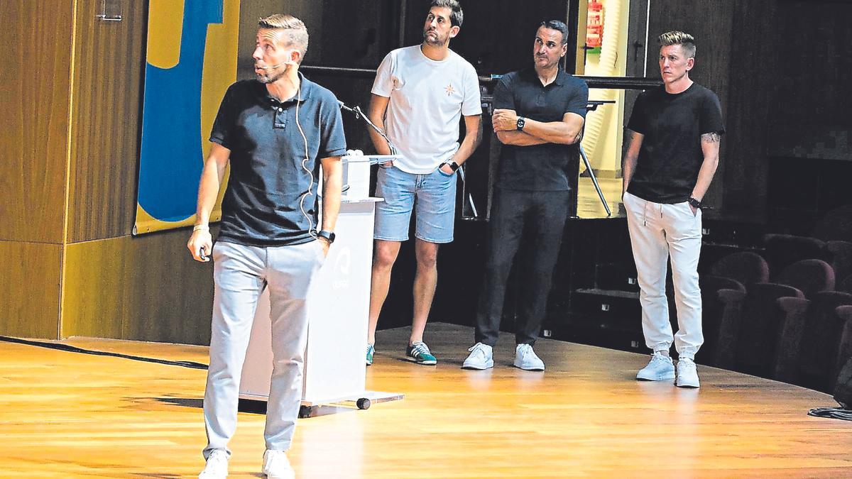 Luis García Fernández, anoche, en el Paraninfo de la Universidad de Las Palmas, durante su ponencia. Detrás, su equipo, Marc Giménez (1ºi), Yepes y Mossa.