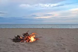 El Ayuntamiento prohíbe las hogueras en las playas de Alicante en la noche de San Juan