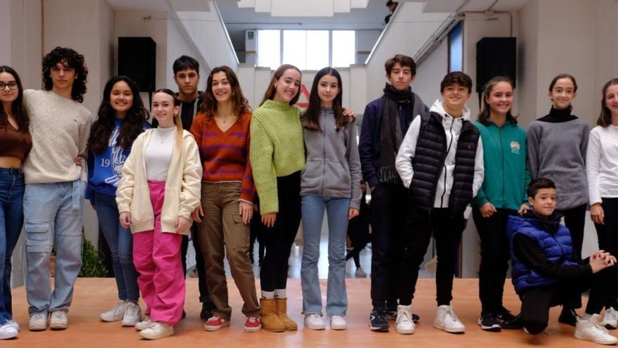 Un grupo de alumnos del PEI en el Joan Maria Thomàs (de i a d): Vanina Rodríguez, Néstor Hernández, Àgueda Morrom Lucía Ramírez, Arnau Fernández, Clara Pascual, Lucía García del Castillo, Silvia Guillamón, David Lozano, Elías Henry, Lucía García, Iván Castillo,  Carla Magraner y Vega Vázquez.  | B.RAMON