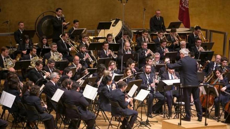 Músicos de la Nova d&#039;Alcoi, dirigidos por Juan Doménech, durante el concierto ofrecido ayer en el ADDA.