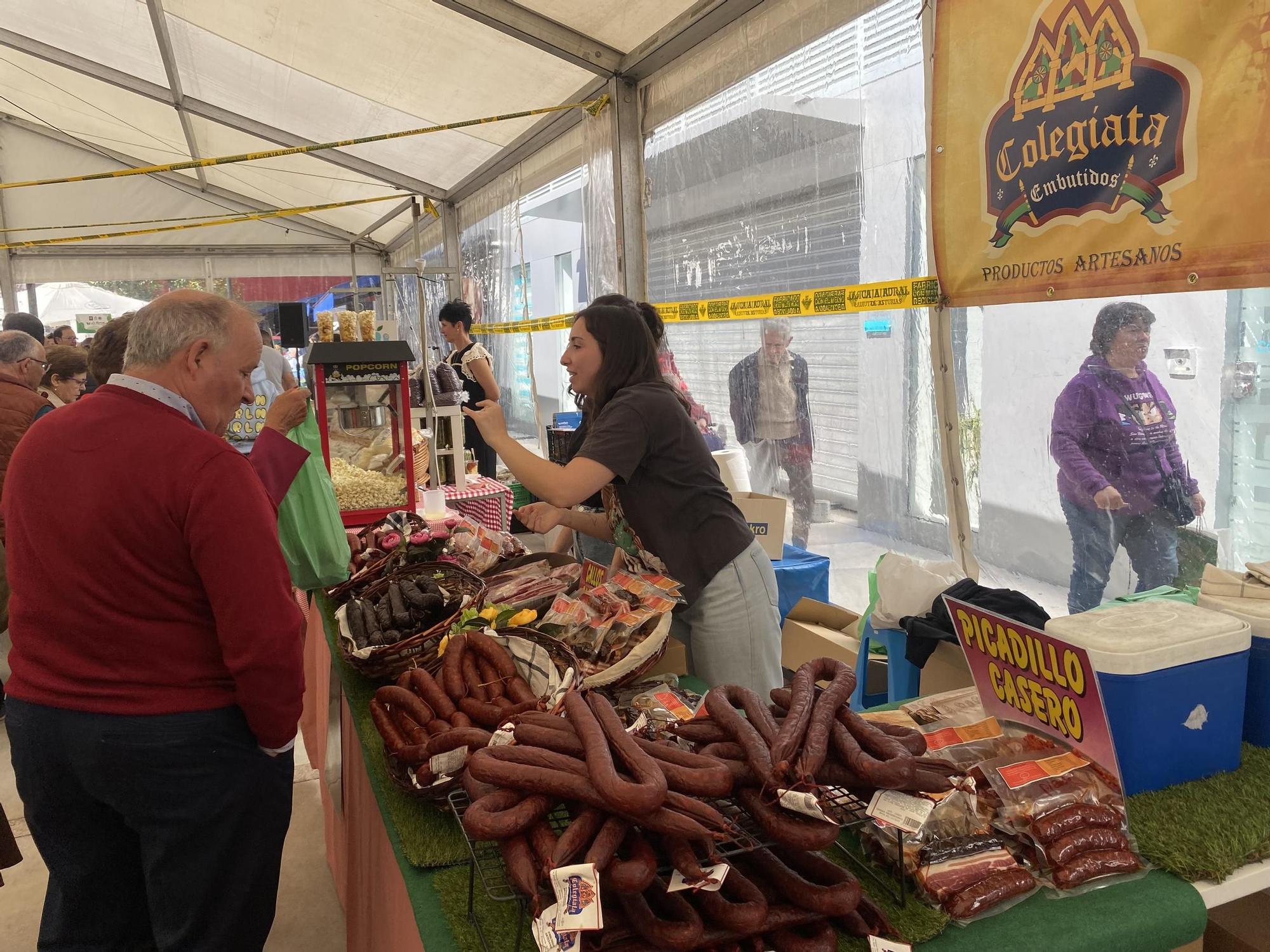 Éxito de la feria de quesos, sidra y artesanía de El Berrón La Nueva