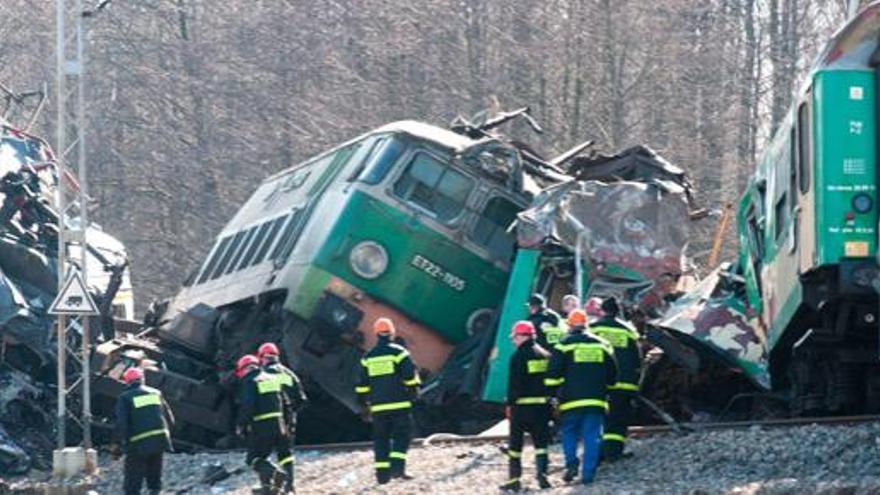 Los bomberos, en la operación del rescate de los cadáveres tras el choque de los dos trenes en la madrugada del pasado domingo, cerca de la localidad polaca de Zawiercie. i G. MICHALOWSKI