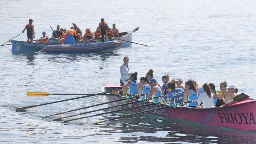 Las féminas de Tirán, momentos antes de iniciar la regata de ayer.