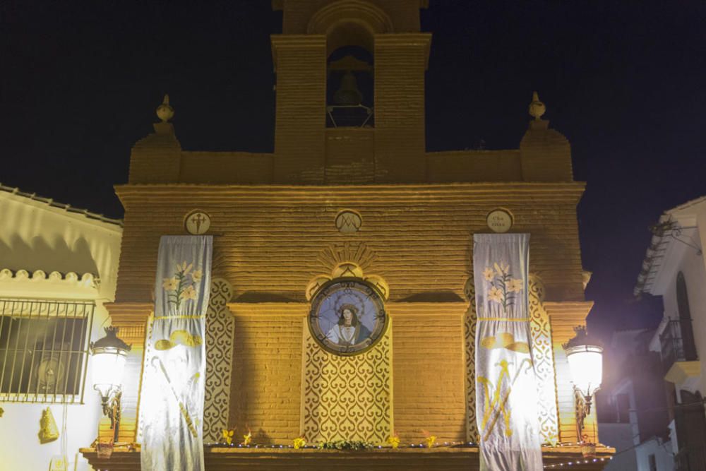 Fuego y villancicos acompañaron el camino de la Divina Pastora desde la ermita de la Veracruz