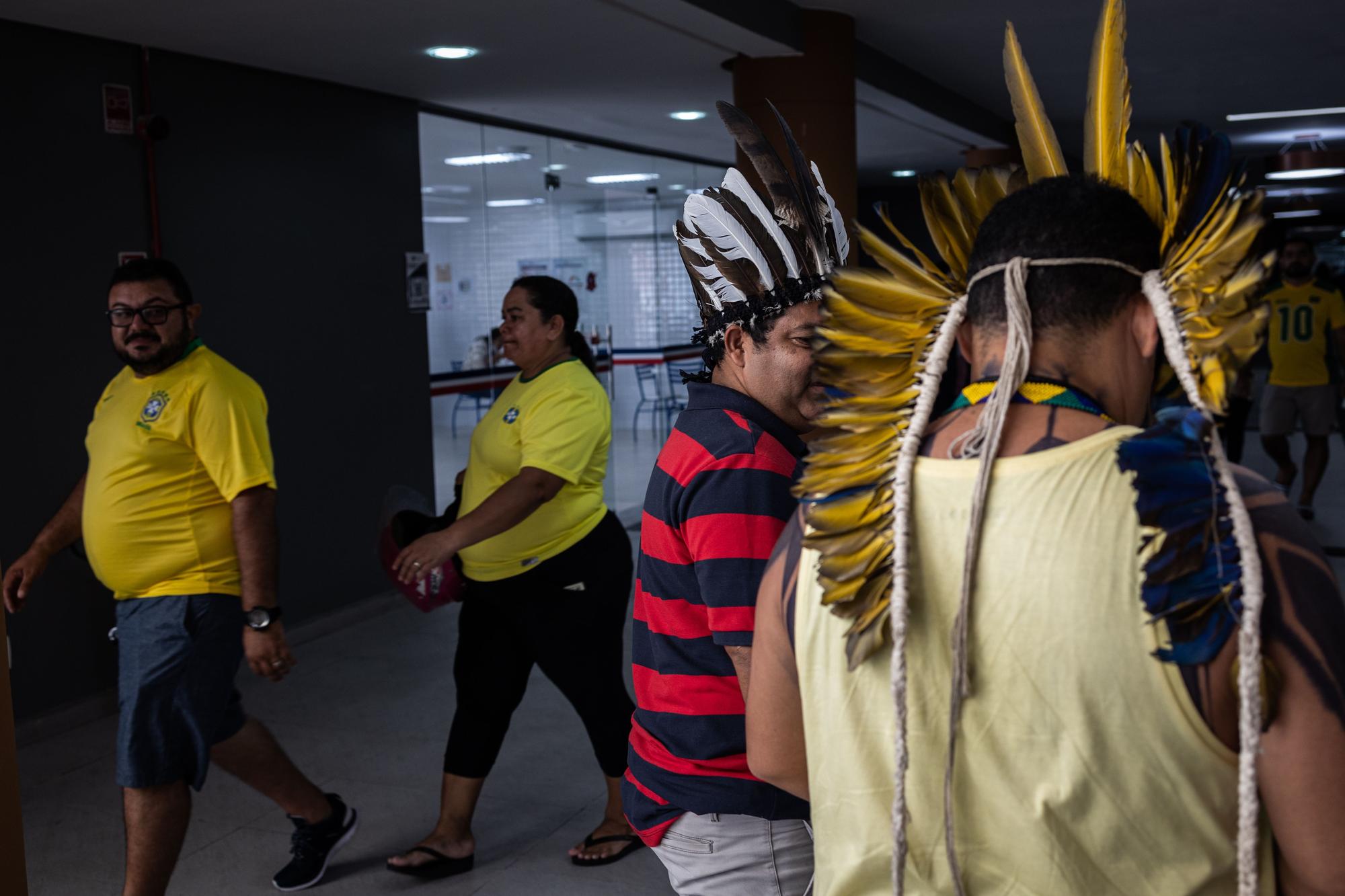 Indígenas de Baré depositan su voto en la segunda vuelta electoral en Brasil